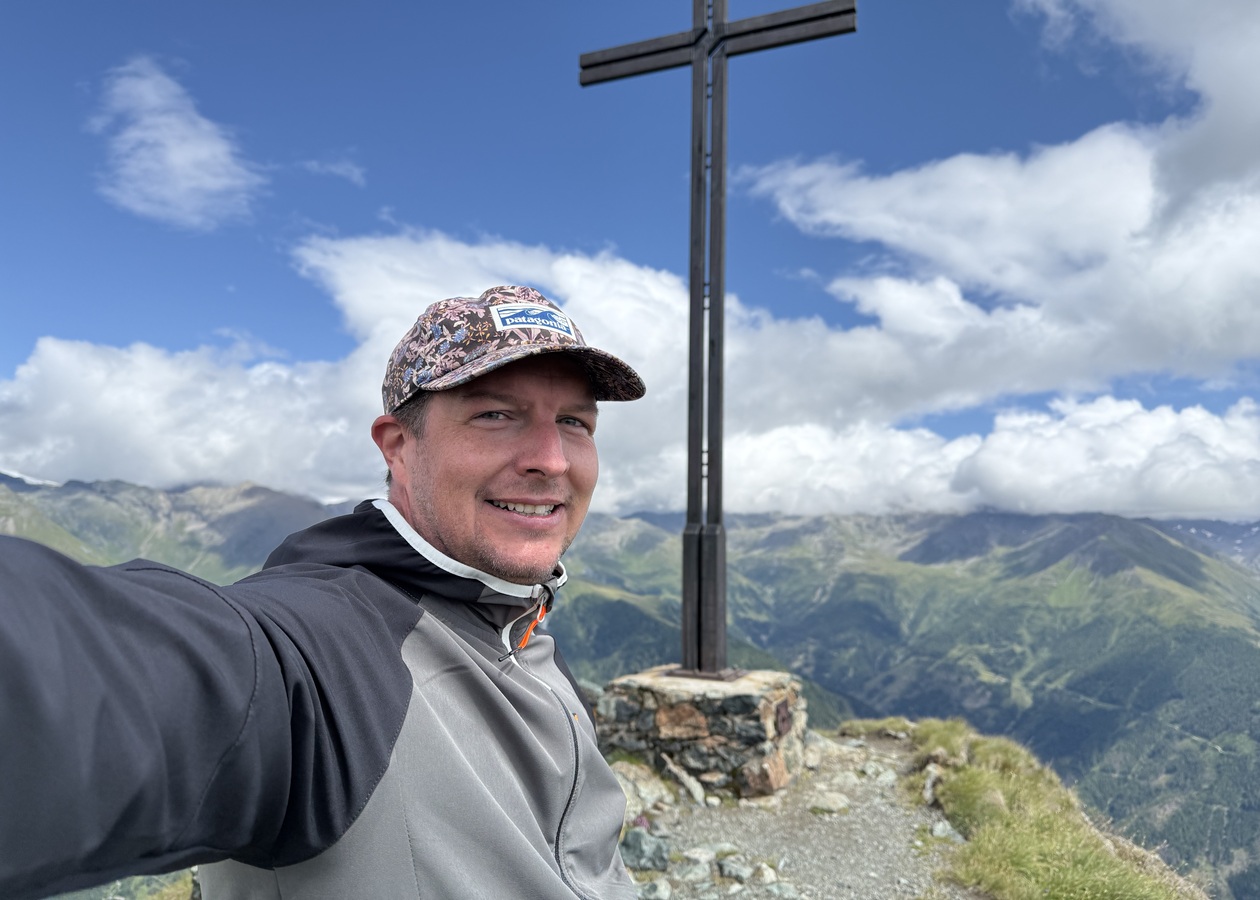 Fröhlich auf dem Gipfel