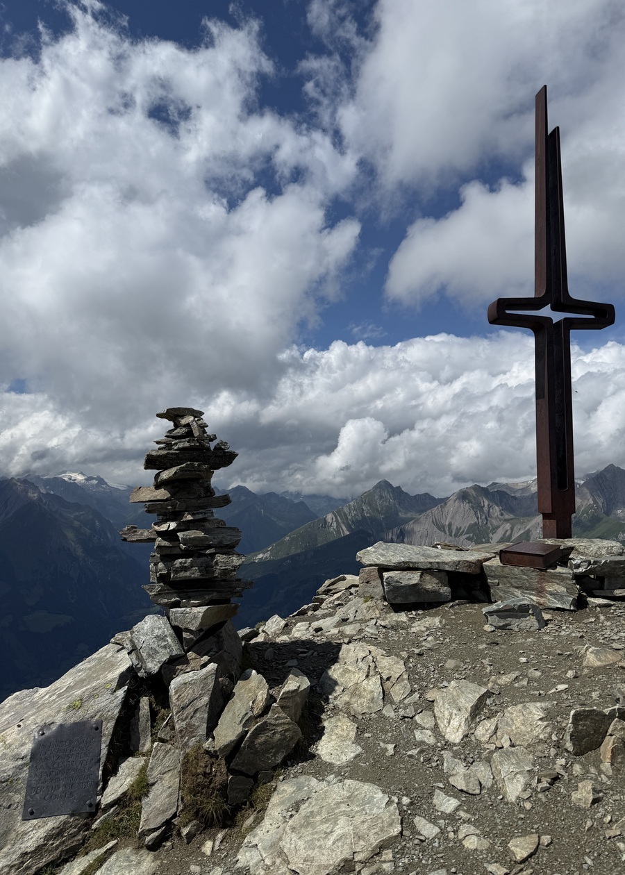 Am Gipfel angekommen wird man vom Gipfelkreuz im Stil einer Stimmgabel begrüßt