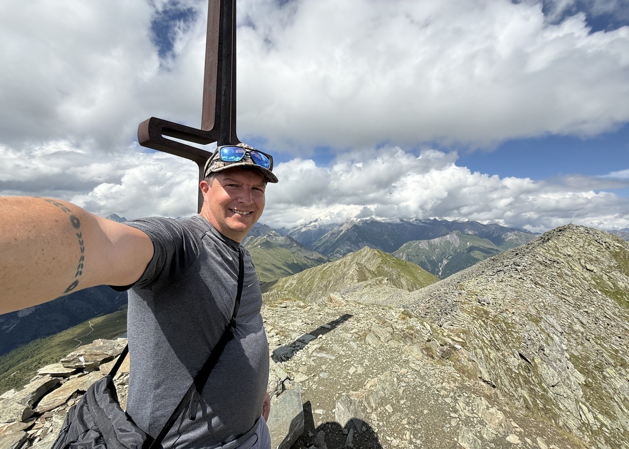 Fröhliches Ich auf dem Gipfel